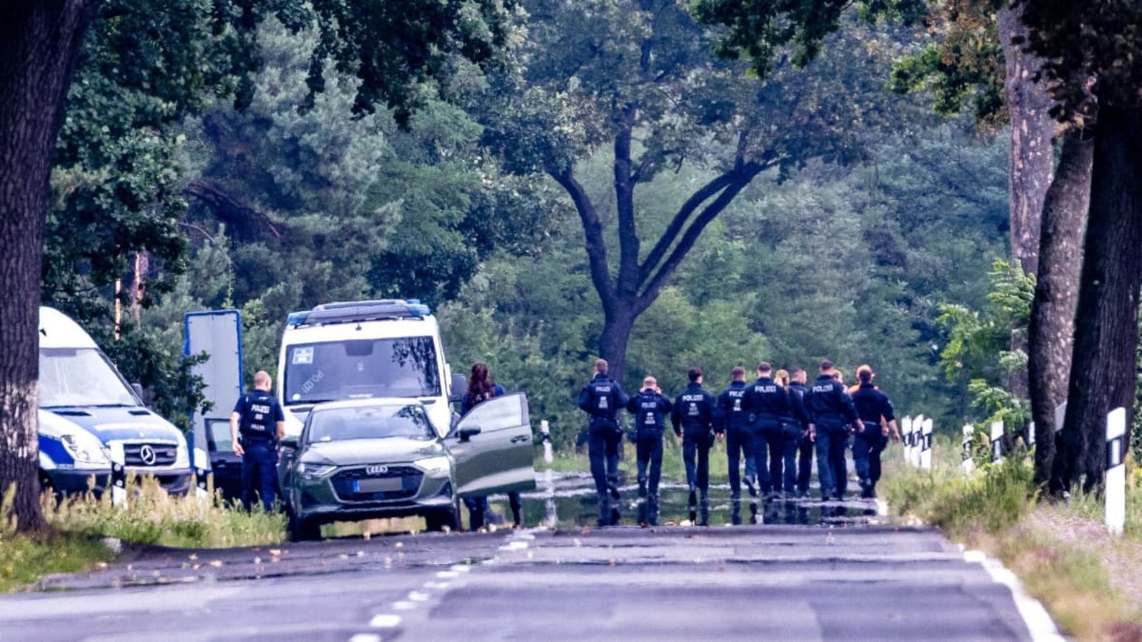Einsatzkräfte einer Polizeihundertschaft beginnen mit der weiterführenden Durchsuchung um die Höchstspannungsleitungen im Gebiet um das Umspannwerk Turnow-Preilack und das Kraftwerk Jänschwalde.Frank Hammerschmidt/dpa Einsatzkräfte einer Polizeihundertschaft beginnen mit der weiterführenden Durchsuchung um die Höchstspannungsleitungen im Gebiet um das Umspannwerk Turnow-Preilack und das Kraftwerk Jänschwalde.Frank Hammerschmidt/dpa
