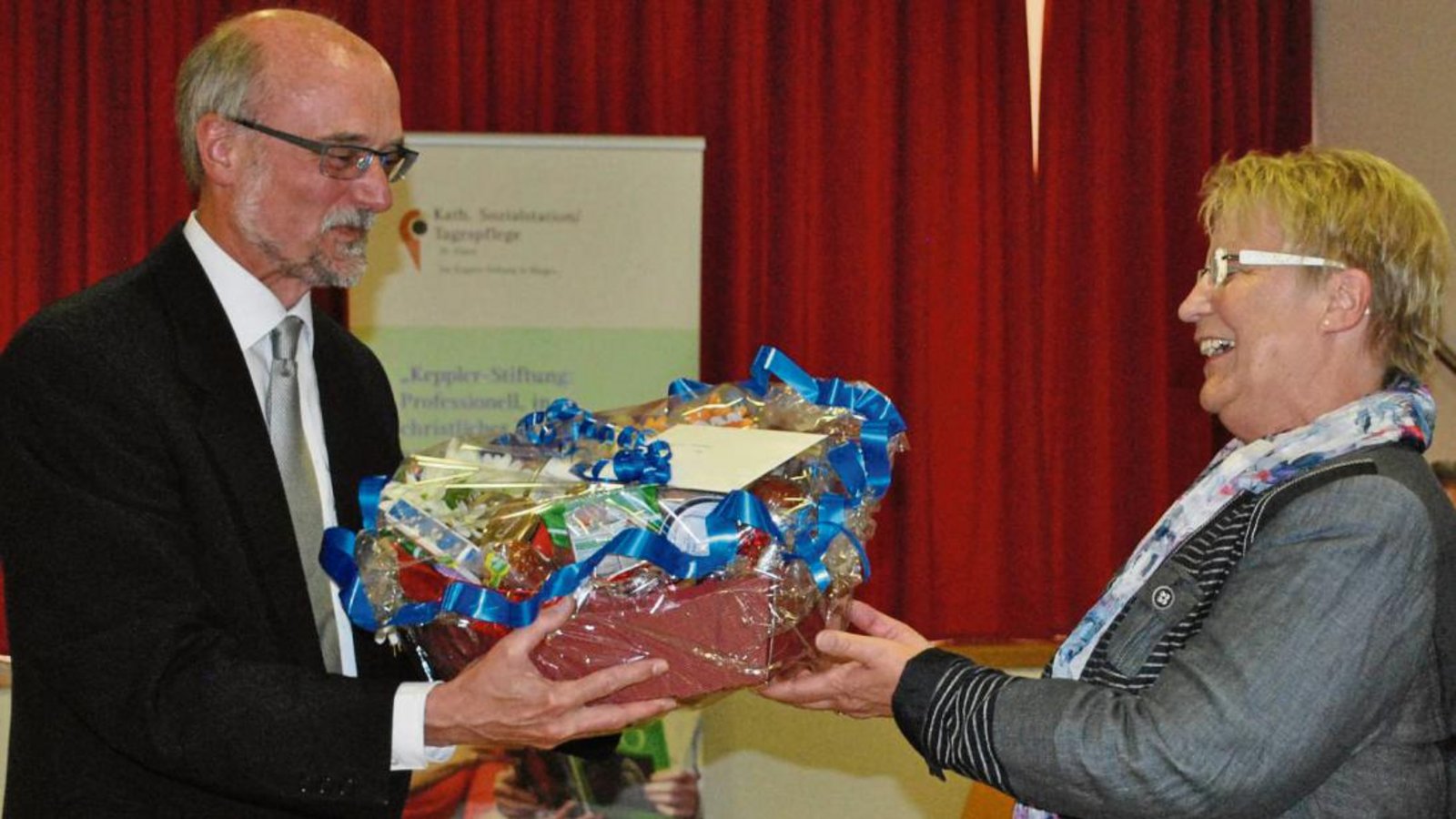 Herzlicher Abschied: Pfarrer Wolfgang Schlecht dankt Annemarie Scheef. Foto: Stahlfeld