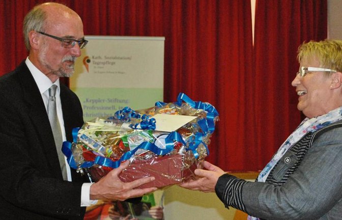 Herzlicher Abschied: Pfarrer Wolfgang Schlecht dankt Annemarie Scheef. Foto: Stahlfeld