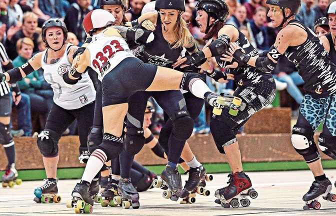 Roller Derby ist keine Sportart für zartbesaitete Zuckerpüppchen: Im Kampf um Positionen sind harte Bandagen gefragt und werden auch mal die Ellbogen eingesetzt  Foto: Baumann
