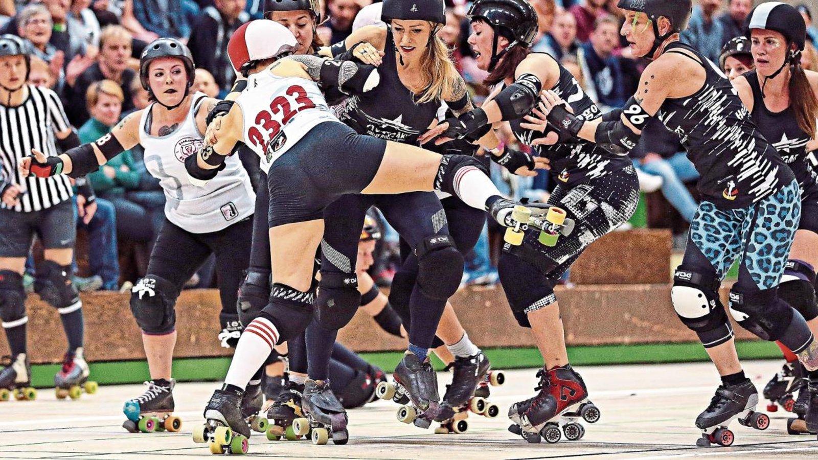 Roller Derby ist keine Sportart für zartbesaitete Zuckerpüppchen: Im Kampf um Positionen sind harte Bandagen gefragt und werden auch mal die Ellbogen eingesetzt Foto: Baumann Roller Derby ist keine Sportart für zartbesaitete Zuckerpüppchen: Im Kampf um Positionen sind harte Bandagen gefragt und werden auch mal die Ellbogen eingesetzt Foto: Baumann