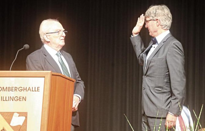 Winfried Scheuermann (links) nimmt die Verpflichtung von Armin Pioch als Bürgermeister vor.