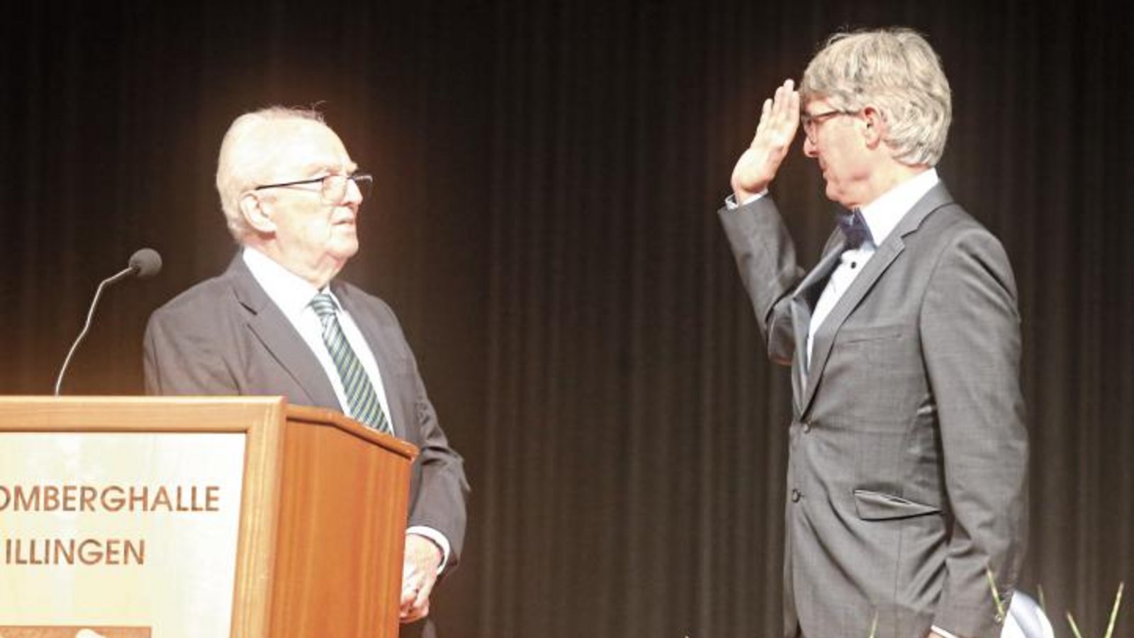 Winfried Scheuermann (links) nimmt die Verpflichtung von Armin Pioch als Bürgermeister vor. Winfried Scheuermann (links) nimmt die Verpflichtung von Armin Pioch als Bürgermeister vor.