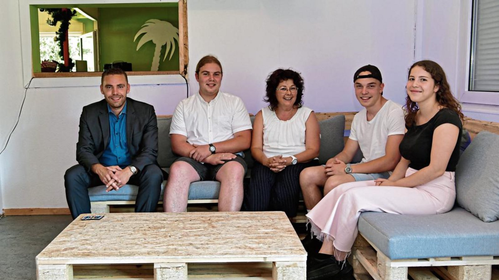 Dem Oberriexinger Bürgermeister Frank Wittendorfer (von Links), dem stellvertretenden Bürgermeister Liam Max Oberdorfer, der Aufsichtsperson des Jugendhauses Katrin Katzenwadel sowie den Schülern Paul Espenner und Chiara Fiorini liegt die Zukunft des Jugendhauses sehr am Herzen. Sie engagieren sich stark für diese Einrichtung. Foto: Martin Kalb Dem Oberriexinger Bürgermeister Frank Wittendorfer (von Links), dem stellvertretenden Bürgermeister Liam Max Oberdorfer, der Aufsichtsperson des Jugendhauses Katrin Katzenwadel sowie den Schülern Paul Espenner und Chiara Fiorini liegt die Zukunft des Jugendhauses sehr am Herzen. Sie engagieren sich stark für diese Einrichtung. Foto: Martin Kalb