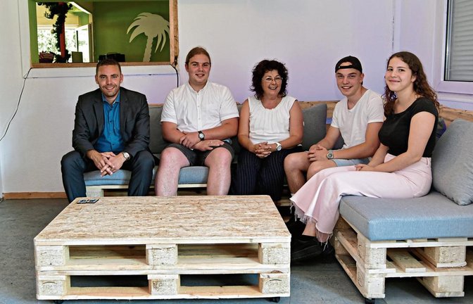 Dem Oberriexinger Bürgermeister Frank Wittendorfer (von Links), dem stellvertretenden Bürgermeister Liam Max Oberdorfer, der Aufsichtsperson des Jugendhauses Katrin Katzenwadel sowie den Schülern Paul Espenner und Chiara Fiorini liegt die Zukunft des Jugendhauses sehr am Herzen. Sie engagieren sich stark für diese Einrichtung.  Foto: Martin Kalb