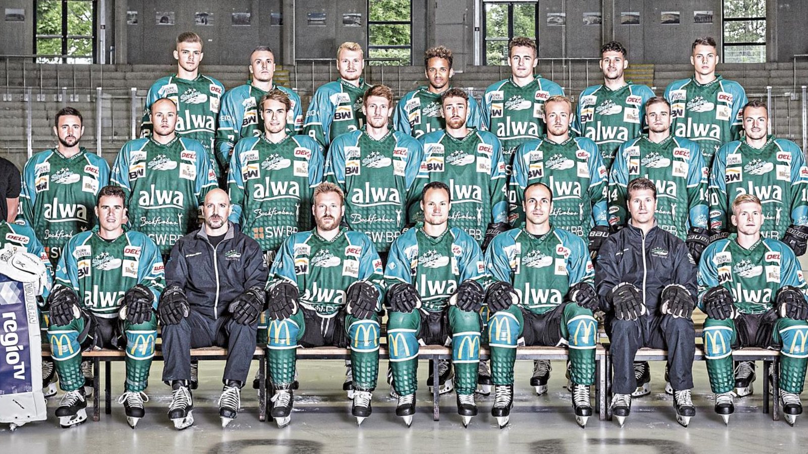 Die DEL-2-Mannschaft der Steelers für die Saison 2019/2020: (vordere Reihe von links) Cody Brenner, Matt McKnight, Trainer Hugo Boisvert, Nicolai Goc, René Schoofs, Frédérik Cabana, Sportlicher Leiter und Assistenztrainer Mark St.Jean, Alexander Preibisch und Stephon Williams, (mittlere Reihe von links) Betreuer Marco Schwarzer, Athletiktrainer Fabian Wolbert, Chris Owens, Brett Breitkreuz, Eric Stephan, Max Prommerberger, Yannick Wenzel, Tim Schüle, Benjamin Zientek, Norman Hauner und Physiotherapeut Pimin Härle sowie (hintere Reihe von links) Fabjon Kuqi, Max Lukes, Benjamin Hüfner, Lukas Laub, Fanian Ribnitzky, Dennis Swinnen und Robert Kneisler. Foto: Raiser