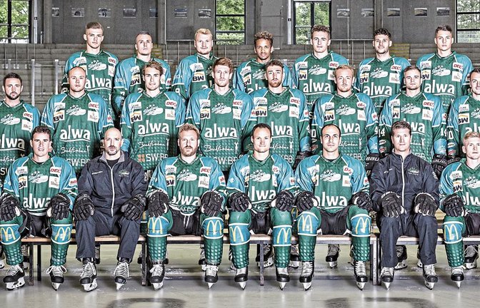 Die DEL-2-Mannschaft der Steelers für die Saison 2019/2020: (vordere Reihe von links) Cody Brenner, Matt McKnight, Trainer Hugo Boisvert, Nicolai Goc, René Schoofs, Frédérik Cabana, Sportlicher Leiter und Assistenztrainer Mark St.Jean, Alexander Preibisch und Stephon Williams, (mittlere Reihe von links) Betreuer Marco Schwarzer, Athletiktrainer Fabian Wolbert, Chris Owens, Brett Breitkreuz, Eric Stephan, Max Prommerberger, Yannick Wenzel, Tim Schüle, Benjamin Zientek, Norman Hauner und Physiotherapeut Pimin Härle sowie (hintere Reihe von links) Fabjon Kuqi, Max Lukes, Benjamin Hüfner, Lukas Laub, Fanian Ribnitzky, Dennis Swinnen und Robert Kneisler. Foto: Raiser