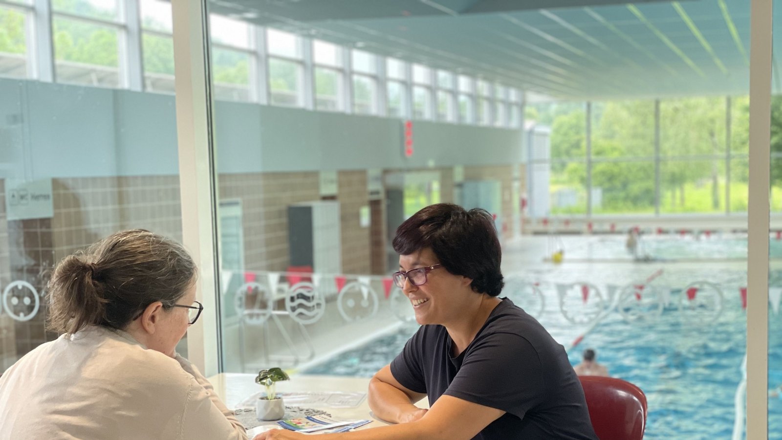 Parallel zum Schwimmkurs können sich die Eltern an einem Nachmittag der Diplom-Pädagogin Doris Möller-Espe (links) vom Kinderschutzbund anvertrauen. Sie hat ein offenes Ohr für deren Sorgen, Nöte und den oft anstrengenden Alltag. Foto: Enzkreis/Angelika Paul Parallel zum Schwimmkurs können sich die Eltern an einem Nachmittag der Diplom-Pädagogin Doris Möller-Espe (links) vom Kinderschutzbund anvertrauen. Sie hat ein offenes Ohr für deren Sorgen, Nöte und den oft anstrengenden Alltag. Foto: Enzkreis/Angelika Paul