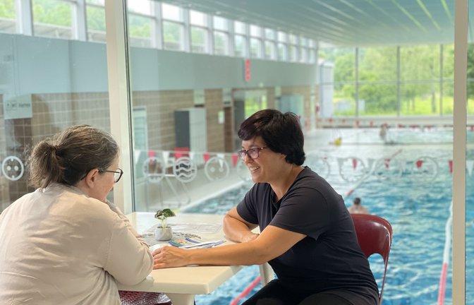 Parallel zum Schwimmkurs können sich die Eltern an einem Nachmittag der Diplom-Pädagogin Doris Möller-Espe (links) vom Kinderschutzbund anvertrauen. Sie hat ein offenes Ohr für deren Sorgen, Nöte und den oft anstrengenden Alltag.  <span class='image-autor'>Foto: Enzkreis/Angelika Paul</span>