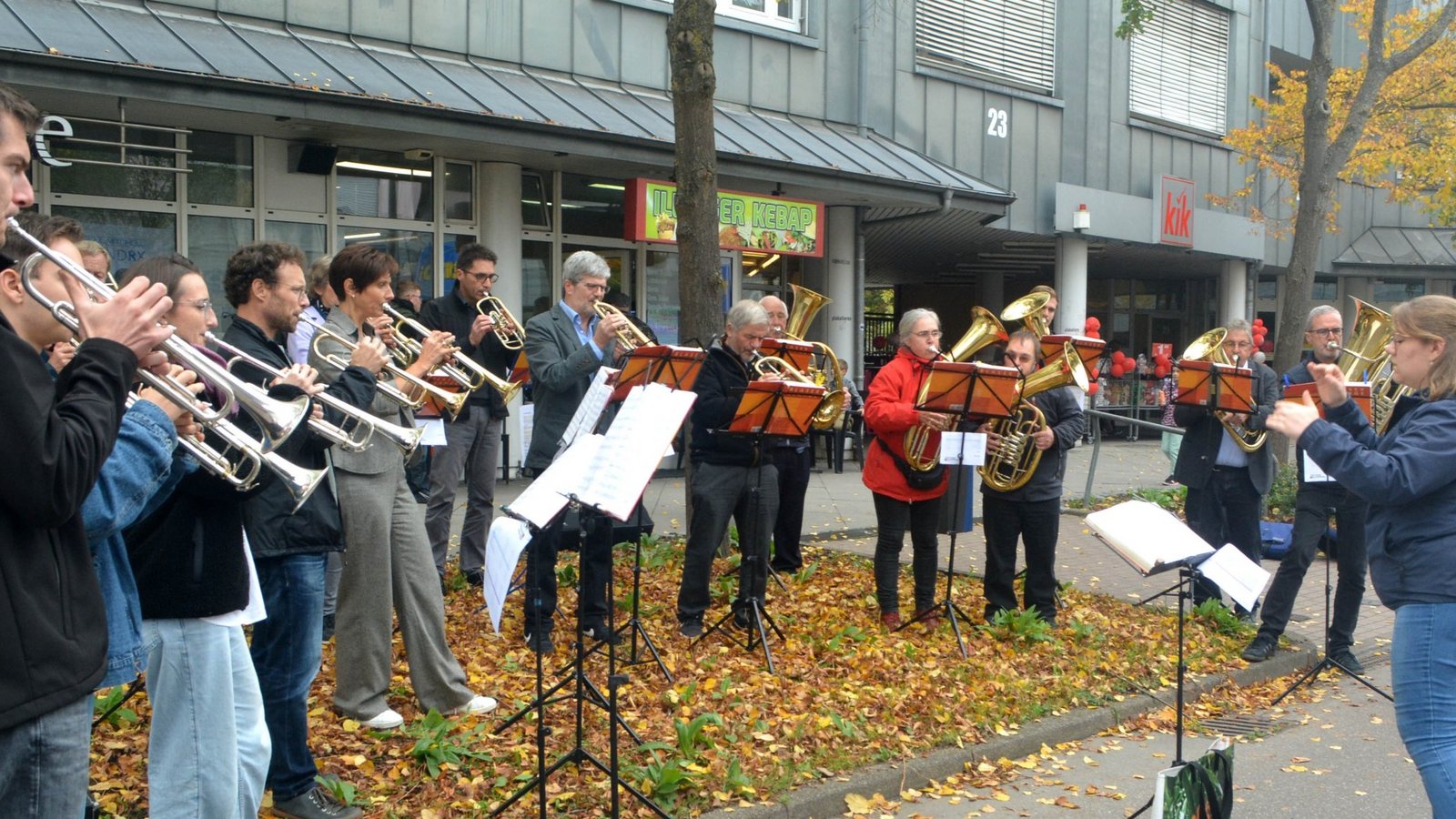 Das Ständchen des Bezirksposaunenchors erfreut am Sonntag die Besucher der Illinger Open. Fotos: Stahlfeld Das Ständchen des Bezirksposaunenchors erfreut am Sonntag die Besucher der Illinger Open. Fotos: Stahlfeld