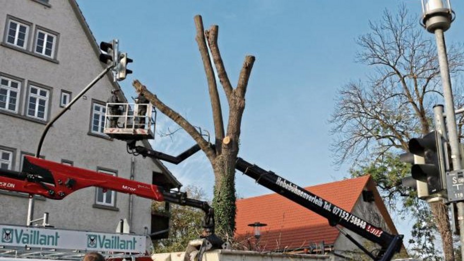 Die Straße Im Mühlkanal ist seit gestern von Vaihingen kommend in Richtung B10 ab der Auricher Straße/Enzgasse gesperrt – es muss eine große Esche gefällt werden. Heute Abend soll die Einfahrt laut Stadtverwaltung wieder möglich sein. Von der anderen Fahr