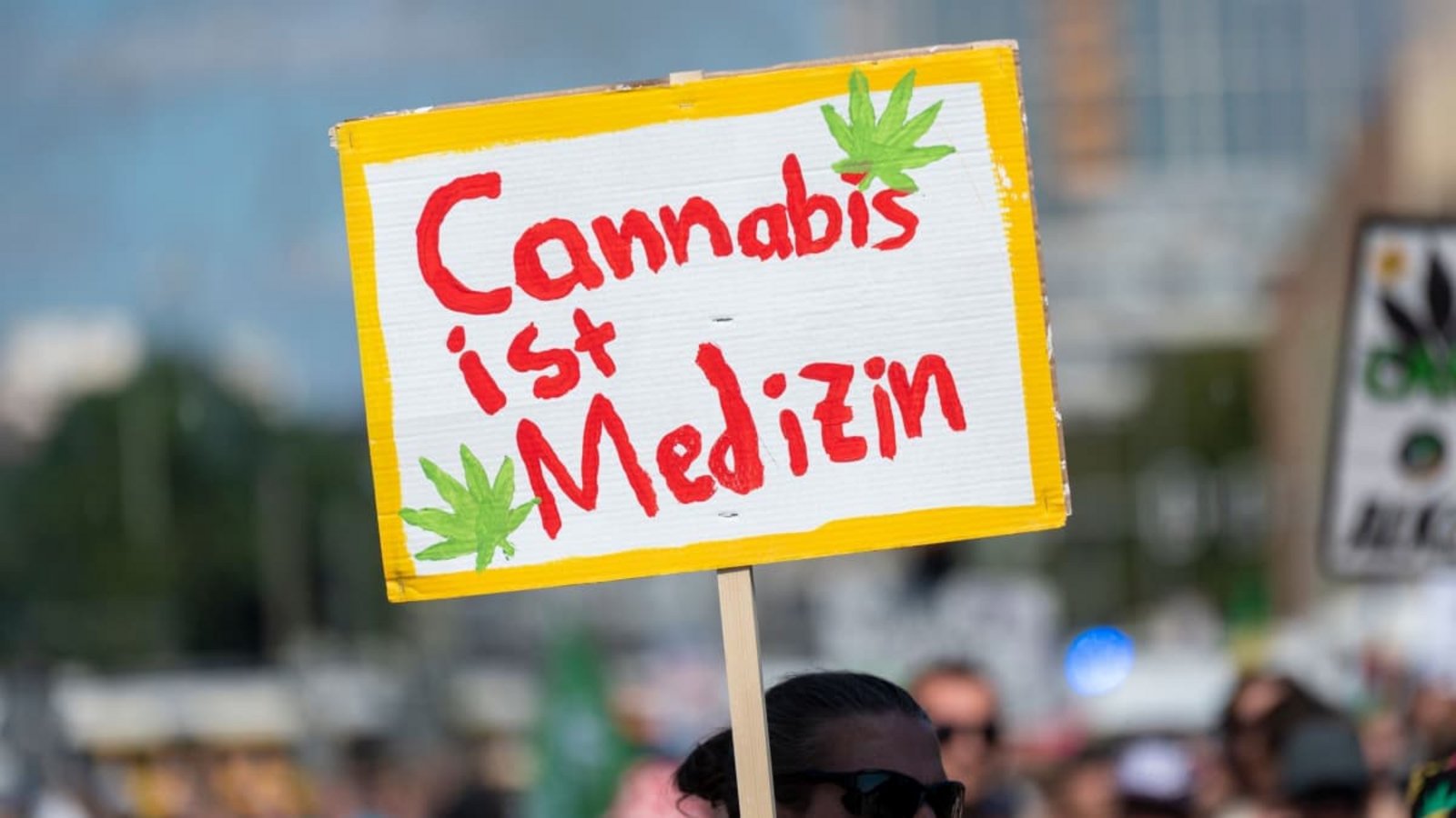 Für manche ist Cannabis wirksame Medizin, für andere ist es vor allem ein Rauschmittel. Sehr viele Konsumenten versorgen sich mittlerweile über Apotheken – weil es keine anderen legalen Bezugsquellen gibt.Christophe Gateau/dpa Für manche ist Cannabis wirksame Medizin, für andere ist es vor allem ein Rauschmittel. Sehr viele Konsumenten versorgen sich mittlerweile über Apotheken – weil es keine anderen legalen Bezugsquellen gibt.Christophe Gateau/dpa
