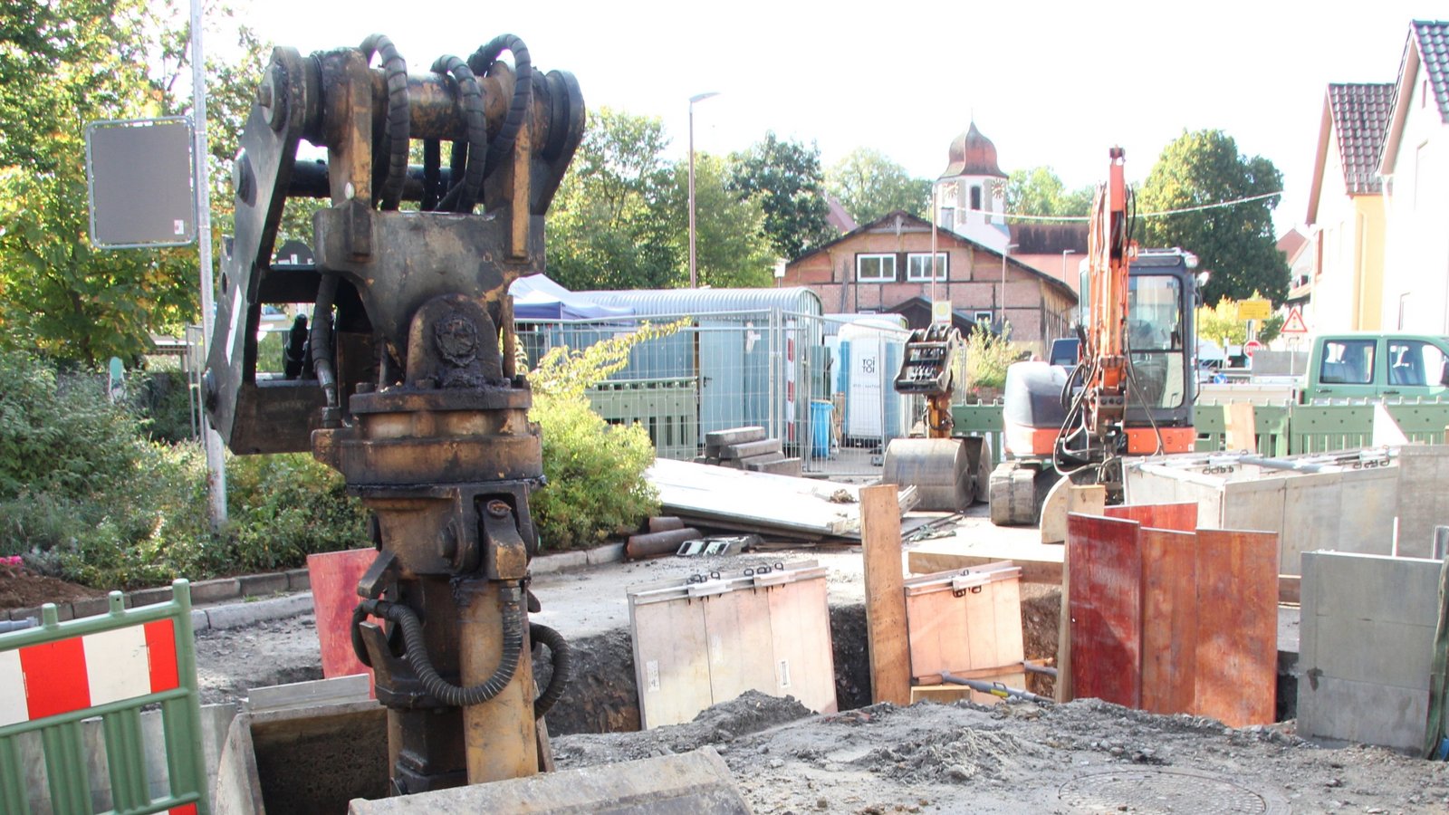 Die Einwohner von Hochdorf müssen noch einige Monate mit der Baustelle in der Ortsdurchfahrt und den sich daraus ergebenden Verkehrsproblemen leben.  Foto: Banholzer