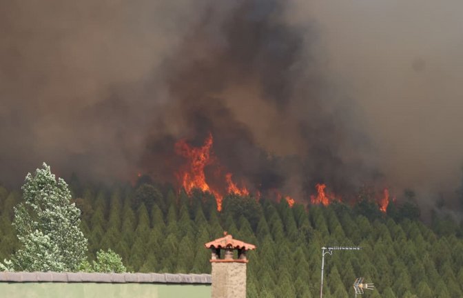 Ein Waldbrand breitet sich in San Cipriano aus.<span class='image-autor'>Fernando Otero/EUROPA PRESS/dpa</span>