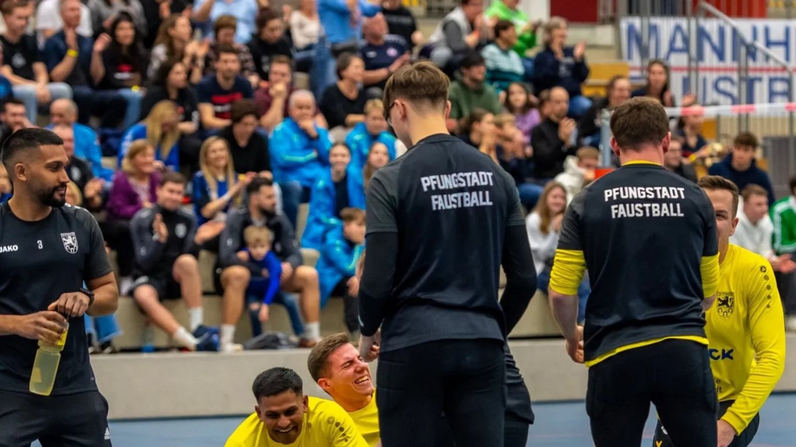 Riesenjubel beim Serienmeister: Der TSV Pfungstadt verteidigt den Titel bei der Faustball-DM in Mannheim. Foto: Faustball Deutschland/Kaiser