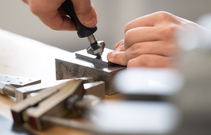 Ein Auszubildender bearbeitet ein Metallstück. Weiterhin sind mehr als 100.000 Ausbildungsplätze nicht besetzt.<span class='image-autor'>Marijan Murat/dpa</span>