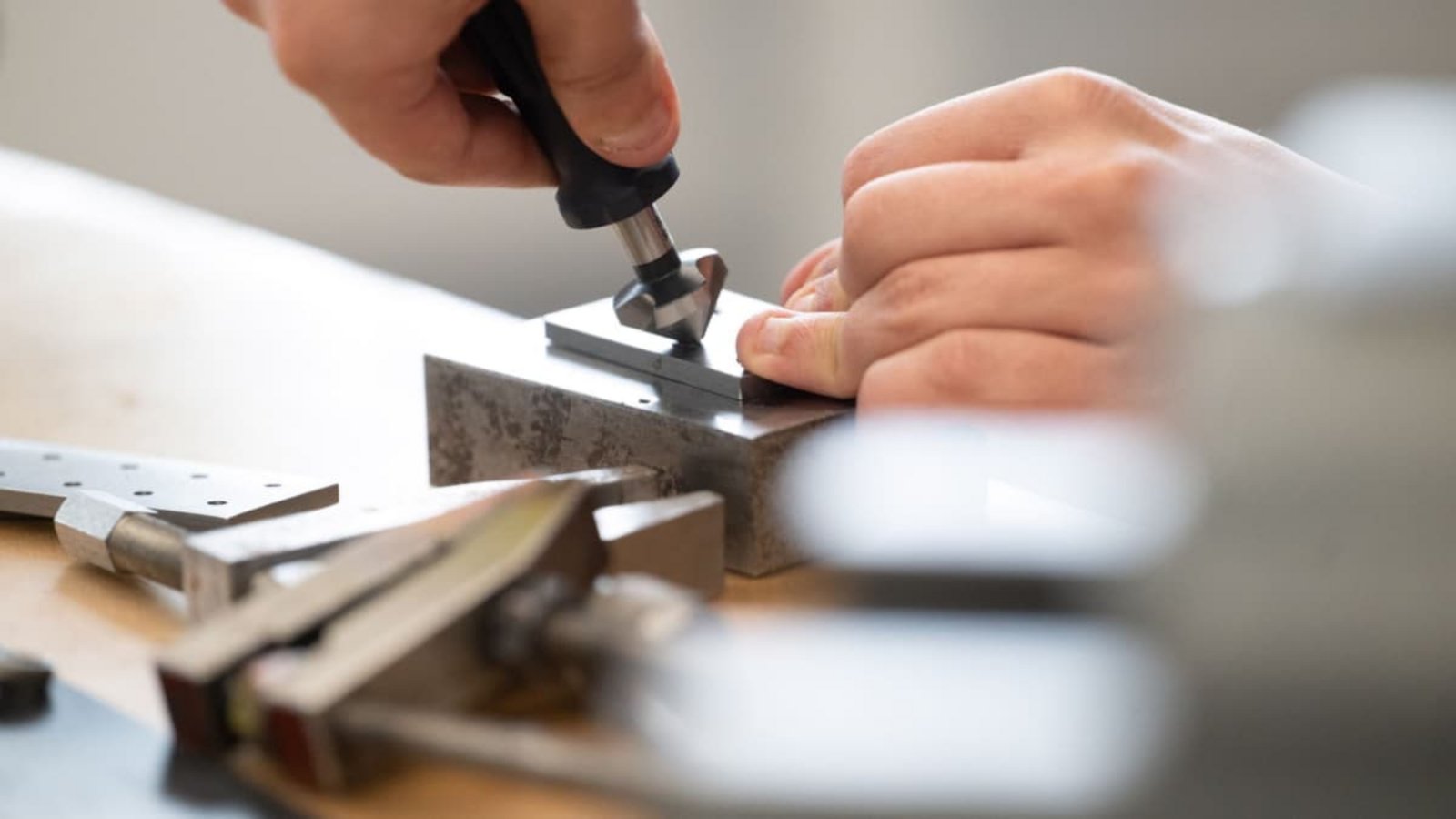 Ein Auszubildender bearbeitet ein Metallstück. Weiterhin sind mehr als 100.000 Ausbildungsplätze nicht besetzt.Marijan Murat/dpa Ein Auszubildender bearbeitet ein Metallstück. Weiterhin sind mehr als 100.000 Ausbildungsplätze nicht besetzt.Marijan Murat/dpa