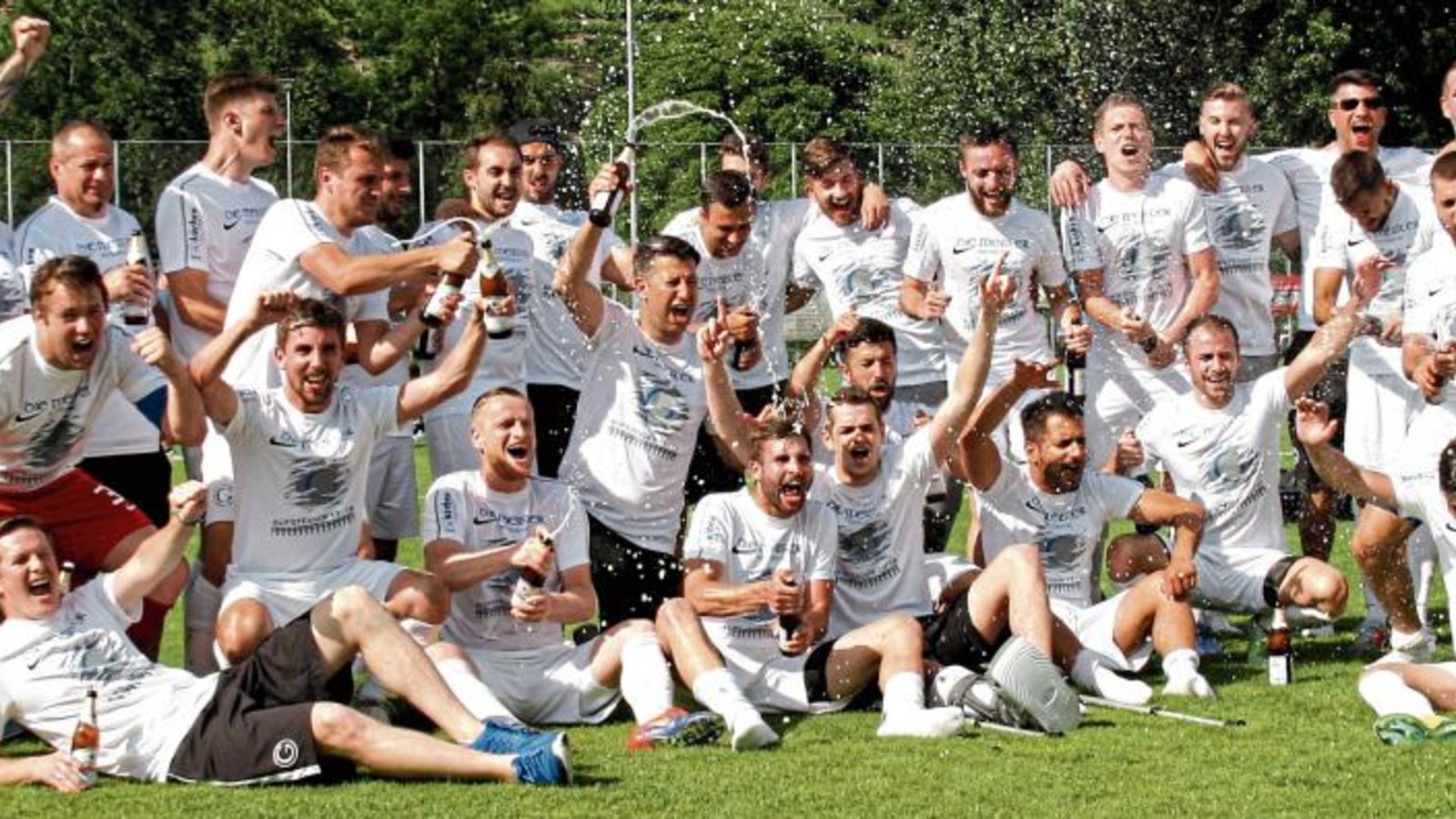 Nach dem Sieg gegen den TSV Benningen am vorletzten Spieltag der Fußball-Bezirksliga feiern die Verantwortlichen und Spieler von Germania Bietigheim den Titelgewinn. Foto: Baumann