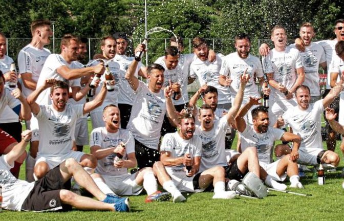 Nach dem Sieg gegen den TSV Benningen am vorletzten Spieltag der Fußball-Bezirksliga feiern die Verantwortlichen und Spieler von Germania Bietigheim den Titelgewinn. Foto: Baumann