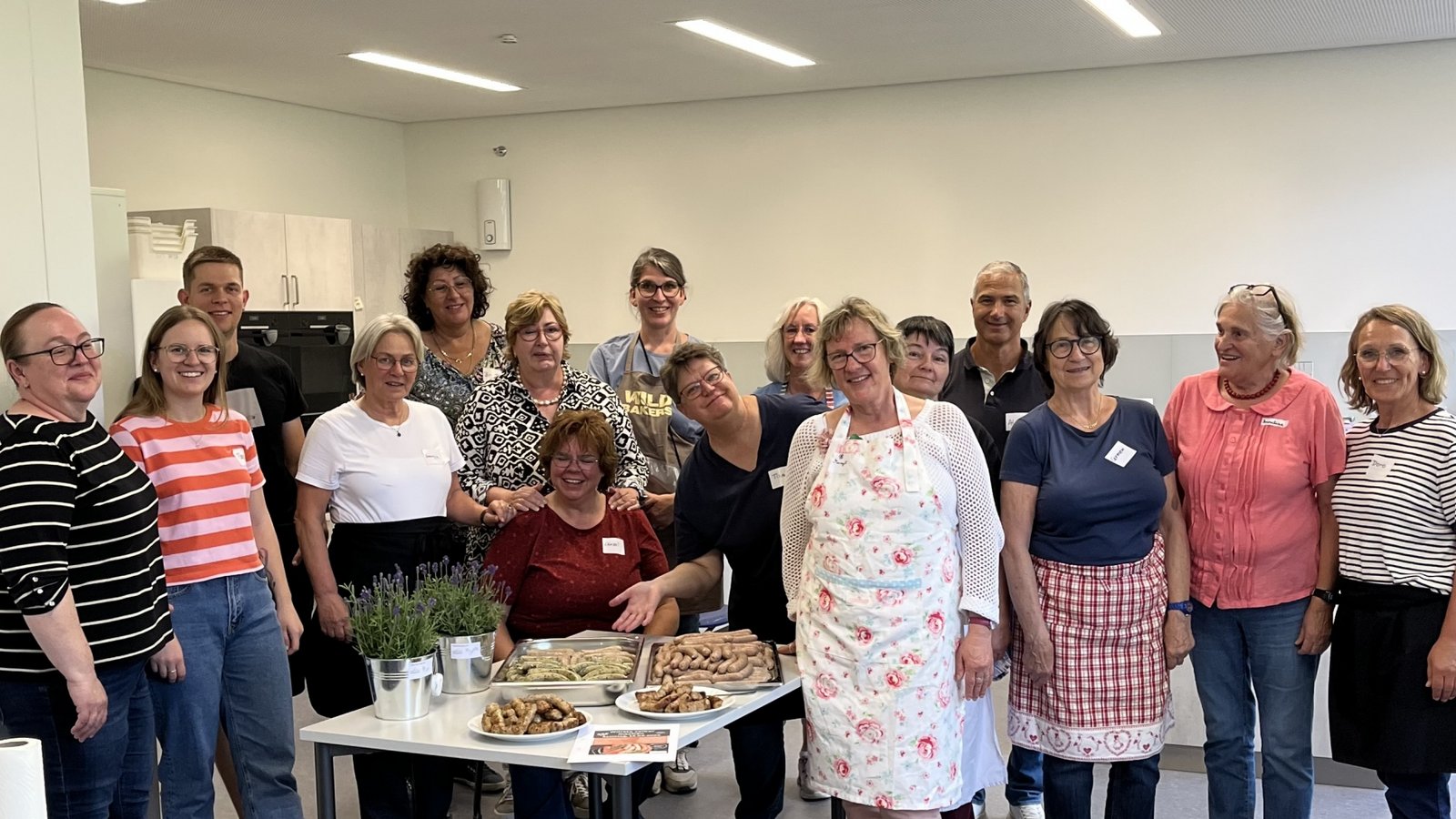 Mit Spaß beim Wurst-Workshop der Vaihinger Landfrauen. Fotos: p Mit Spaß beim Wurst-Workshop der Vaihinger Landfrauen. Fotos: p