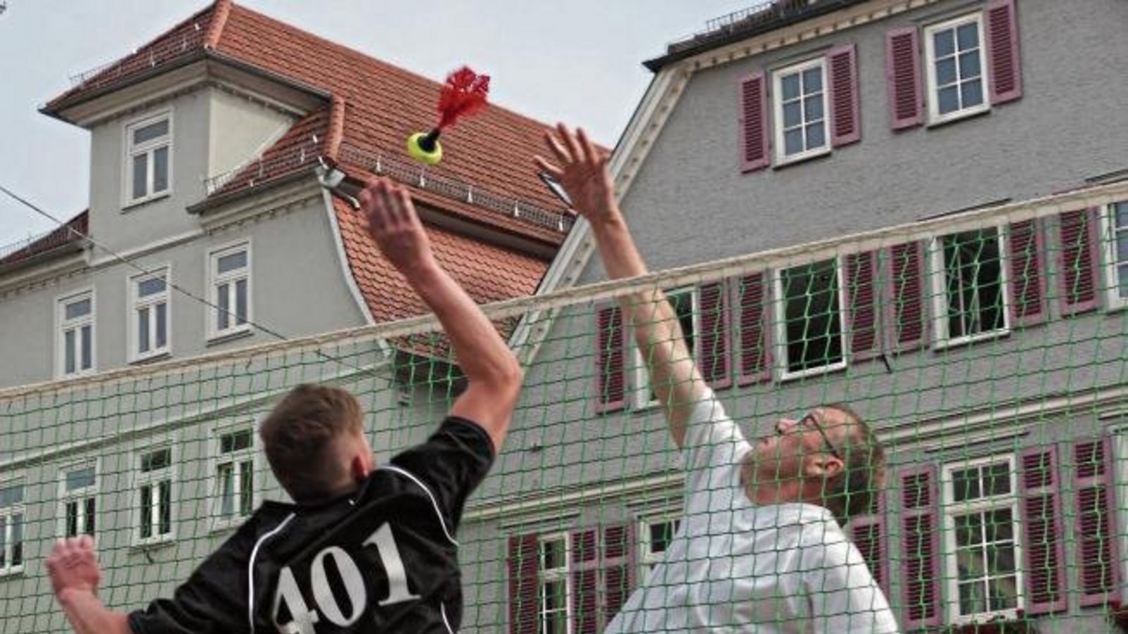 Gestern Abend fand das 5. Vaihinger Beach-Indiaca auf dem Marktplatz statt. Wer von den neun Mannschaften aus allen Stadtteilen gewonnen hat, wird in unserer Samstagsausgabe stehen. Foto: Romanowski Gestern Abend fand das 5. Vaihinger Beach-Indiaca auf dem Marktplatz statt. Wer von den neun Mannschaften aus allen Stadtteilen gewonnen hat, wird in unserer Samstagsausgabe stehen. Foto: Romanowski