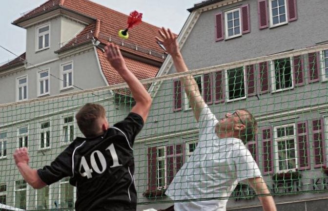 Gestern Abend fand das 5. Vaihinger Beach-Indiaca auf dem Marktplatz statt. Wer von den neun Mannschaften aus allen Stadtteilen gewonnen hat, wird in unserer Samstagsausgabe stehen. Foto: Romanowski