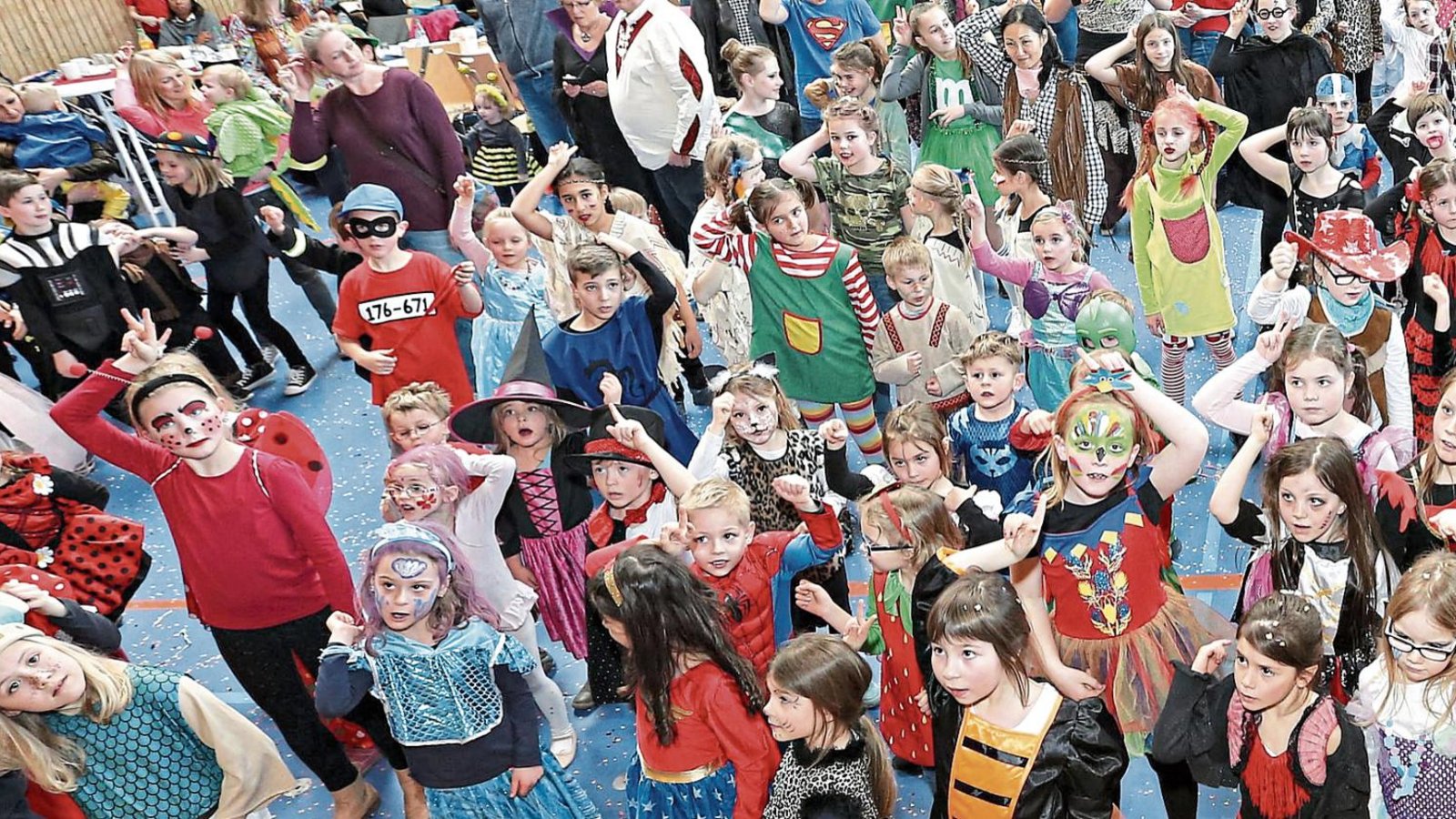 Dichtes Gedränge herrschte gestern beim Kinderfasching in der Sersheimer Halle immer dann, wenn Lieder zum Mitmachen angesagt waren. Fotos: Küppers/privat Dichtes Gedränge herrschte gestern beim Kinderfasching in der Sersheimer Halle immer dann, wenn Lieder zum Mitmachen angesagt waren. Fotos: Küppers/privat