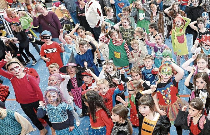 Dichtes Gedränge herrschte gestern beim Kinderfasching in der Sersheimer Halle immer dann, wenn Lieder zum Mitmachen angesagt waren. Fotos: Küppers/privat