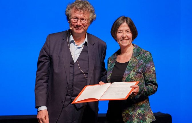 Christine Wunnicke wird mit dem Georg-Büchner-Preis 2026 durch Ingo Schulze, Präsident Deutsche Akademie für Sprache und Dichtung, ausgezeichnet. Der mit 50.000 Euro dotierte Preis zählt zu den wichtigsten literarischen Auszeichnungen im deutschsprachigen Raum.<span class='image-autor'>Andreas Arnold/dpa</span>