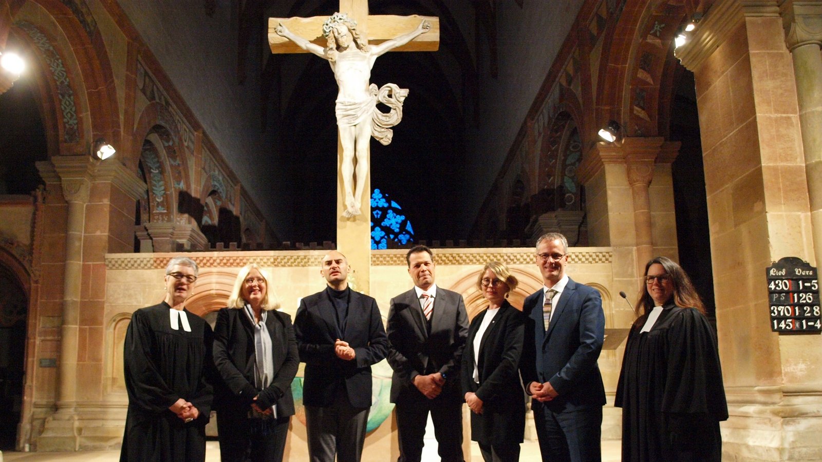 Sie stimmen auf den Festakt ein und ziehen Bilanz zu 800 Jahren Klosterhistorie und 30 Jahren Weltkulturerbe (von links): Oberkirchenrätin Carmen Rivuzumwami; Mechthild Rössler, Direktorin a.D. des Unesco-Welterbezentrums; Landesfinanzminister Danyal Bayaz; Bürgermeister Aaron Treut; Patricia Alberth, Geschäftsführerin der SSG; Gerhard Keitel (Ephorus des Evangelischen Seminars Maulbronn) und Pfarrerin Christine von Wagner. efi
