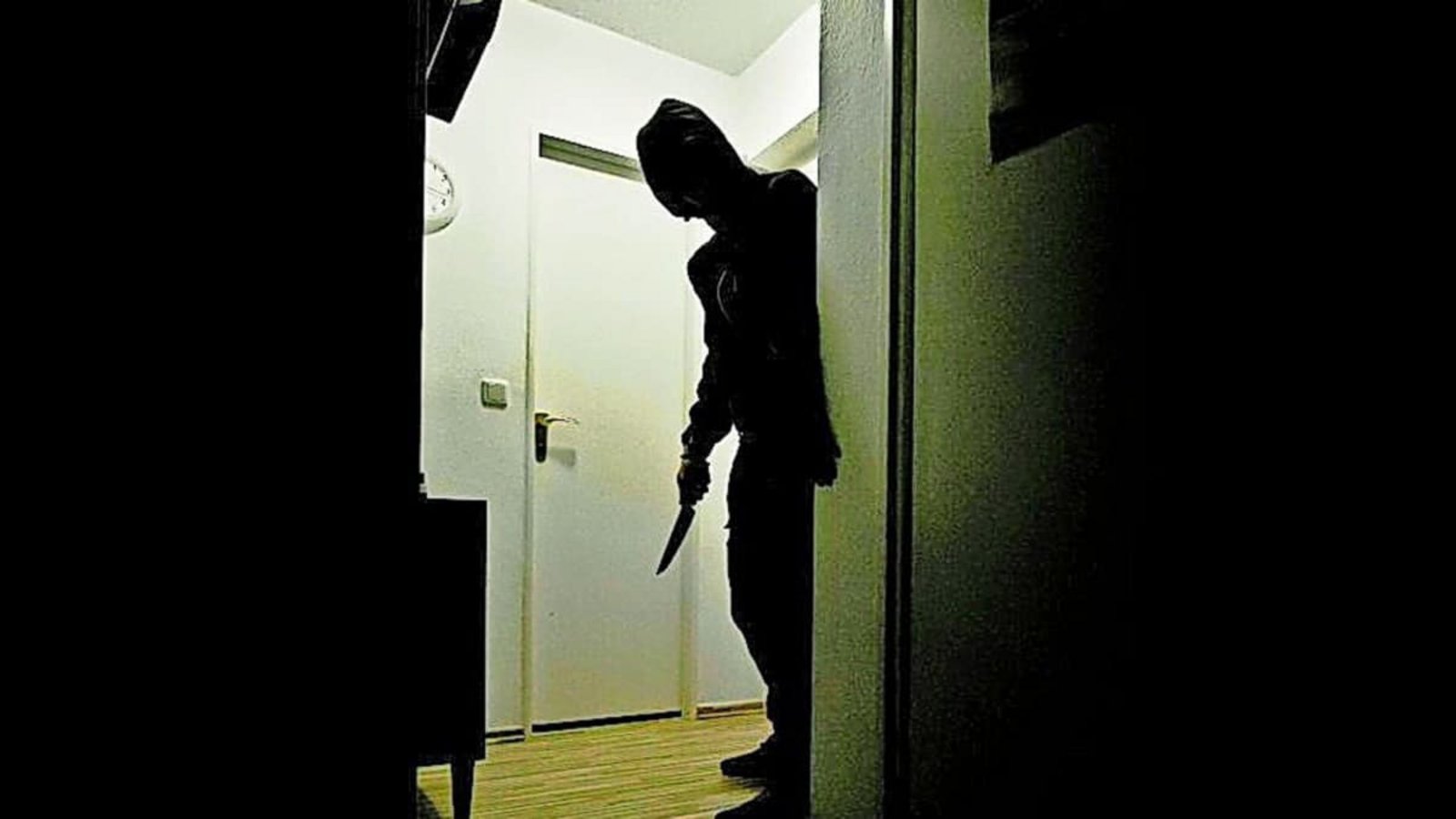 Als die Bewohnerin seltsame Geräusche aus einem Zimmer wahrnahm und die Tür öffnete, sah sie den Unbekannten, der sich an der Schublade eines Nachttisches zu schaffen machte.Nicolas Armer/dpa