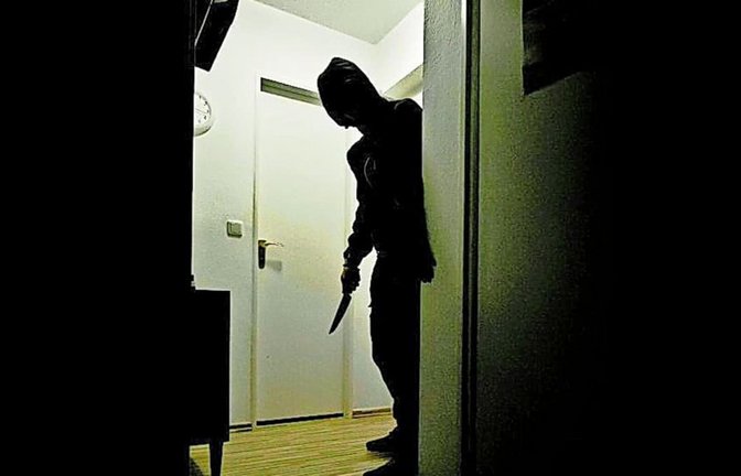 Als die Bewohnerin seltsame Geräusche aus einem Zimmer wahrnahm und die Tür öffnete, sah sie den Unbekannten, der sich an der Schublade eines Nachttisches zu schaffen machte.<span class='image-autor'>Nicolas Armer/dpa</span>