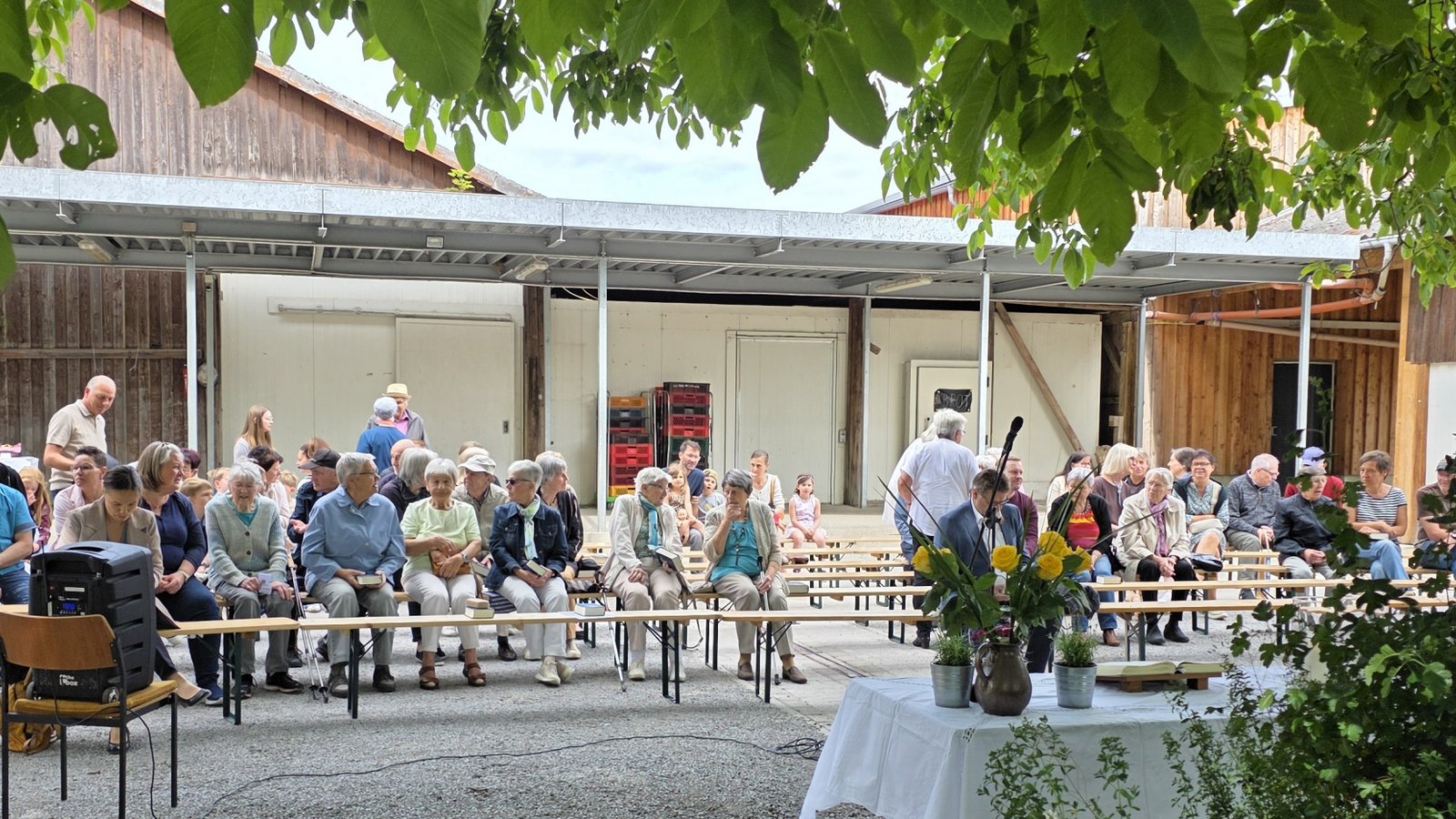 Der Walnussbaum bietet beim Erntebittgottesdienst beim Biohof Braun in Aurich Schutz und Schatten.  <span class='image-autor'>Foto: p</span>
