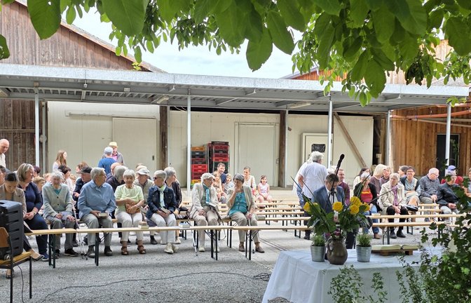 Der Walnussbaum bietet beim Erntebittgottesdienst beim Biohof Braun in Aurich Schutz und Schatten.  <span class='image-autor'>Foto: p</span>