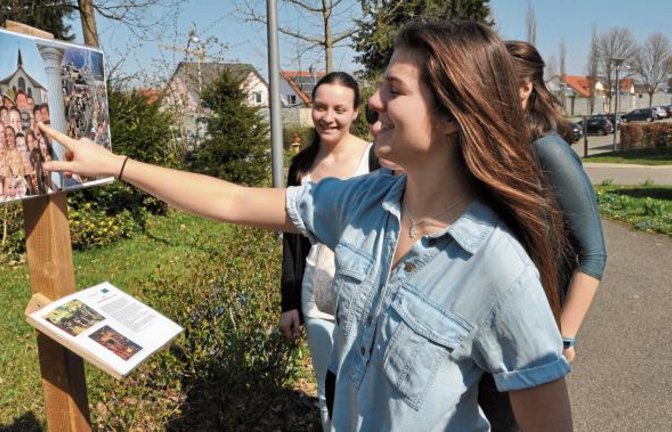 Oberstufenschüler beschäftigen sich bei ihrem Rundgang entlang der elf aufgestellten Informationstafeln mit dem Leben und Wirken Martin Luthers.  Foto: Dinkel