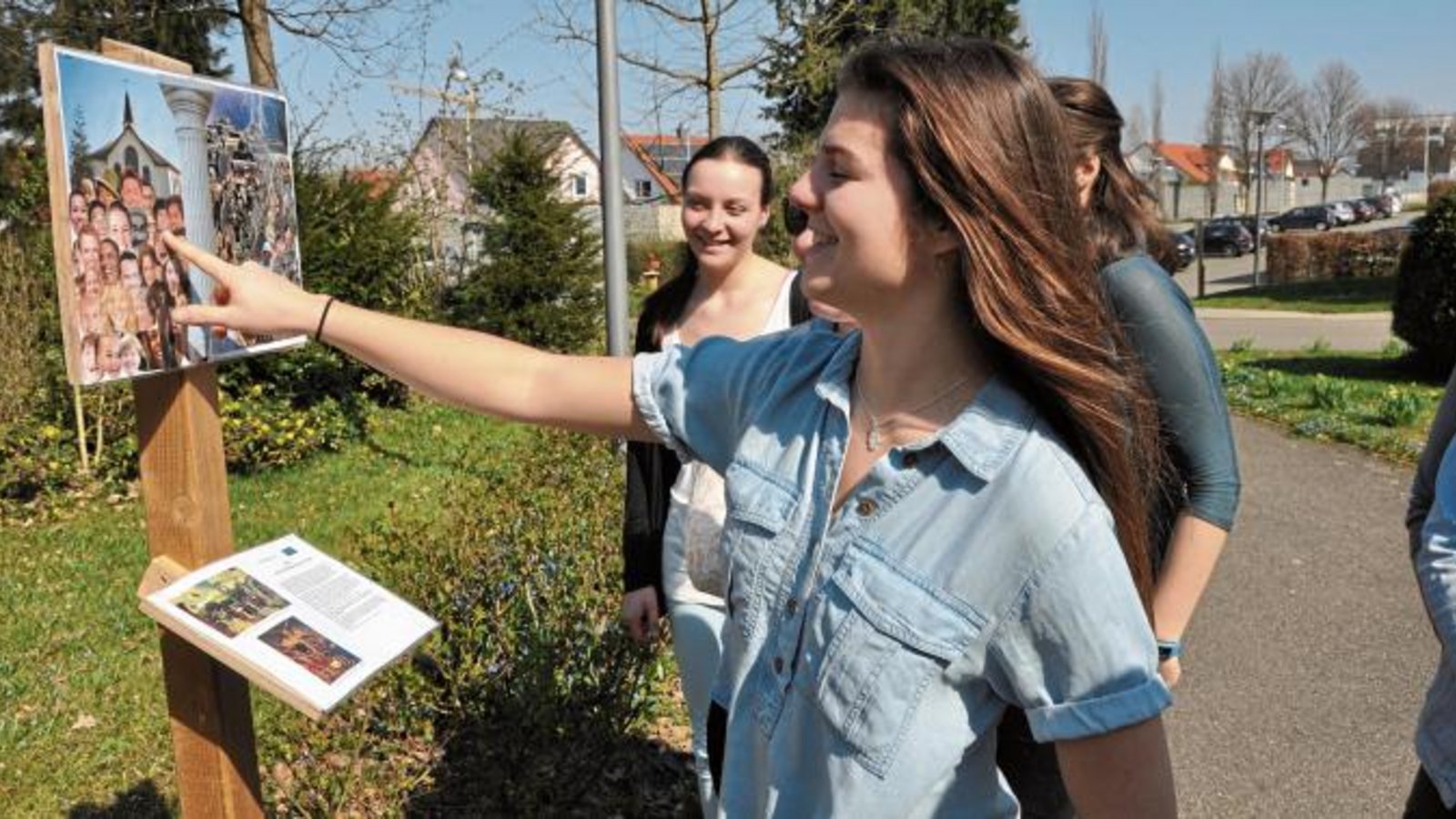 Oberstufenschüler beschäftigen sich bei ihrem Rundgang entlang der elf aufgestellten Informationstafeln mit dem Leben und Wirken Martin Luthers. Foto: Dinkel Oberstufenschüler beschäftigen sich bei ihrem Rundgang entlang der elf aufgestellten Informationstafeln mit dem Leben und Wirken Martin Luthers. Foto: Dinkel
