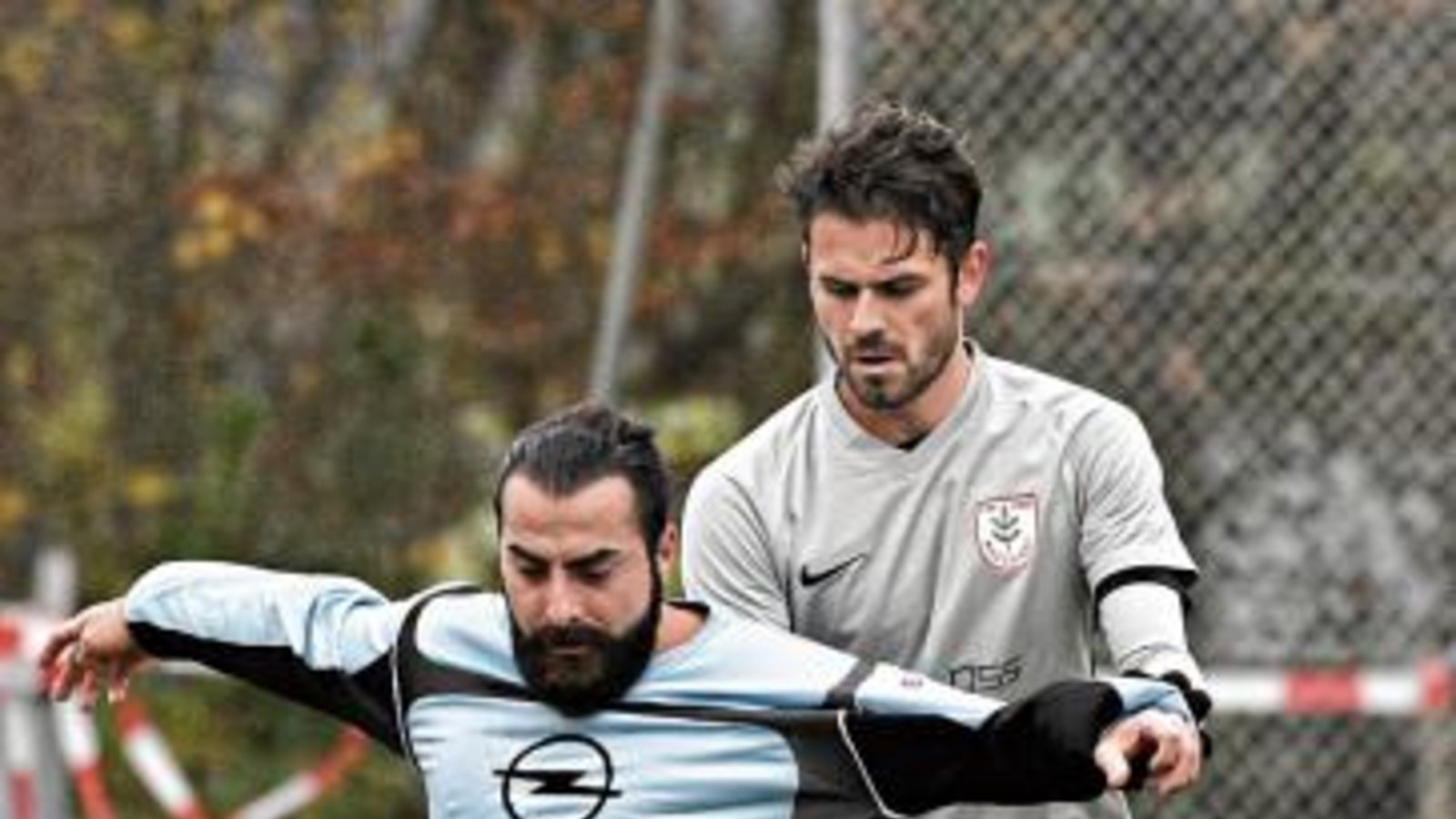 Erkan Nakis (vorne, bewacht von Robin Wöhr) hat mit dem TSV Häfnerhaslach eine Punkteteilung gegen Nussdorf erkämpft. Foto: Leitner Erkan Nakis (vorne, bewacht von Robin Wöhr) hat mit dem TSV Häfnerhaslach eine Punkteteilung gegen Nussdorf erkämpft. Foto: Leitner