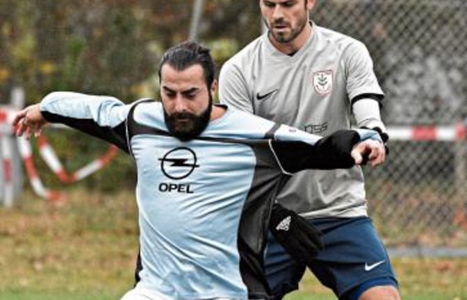 Erkan Nakis (vorne, bewacht von Robin Wöhr) hat mit dem TSV Häfnerhaslach eine Punkteteilung gegen Nussdorf erkämpft. Foto: Leitner