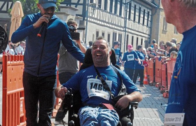 Heinz Neumann (Lebenshilfe Vaihingen-Mühlacker) bewältigt die Strecke im Rollstuhl. Foto: Stahlfeld