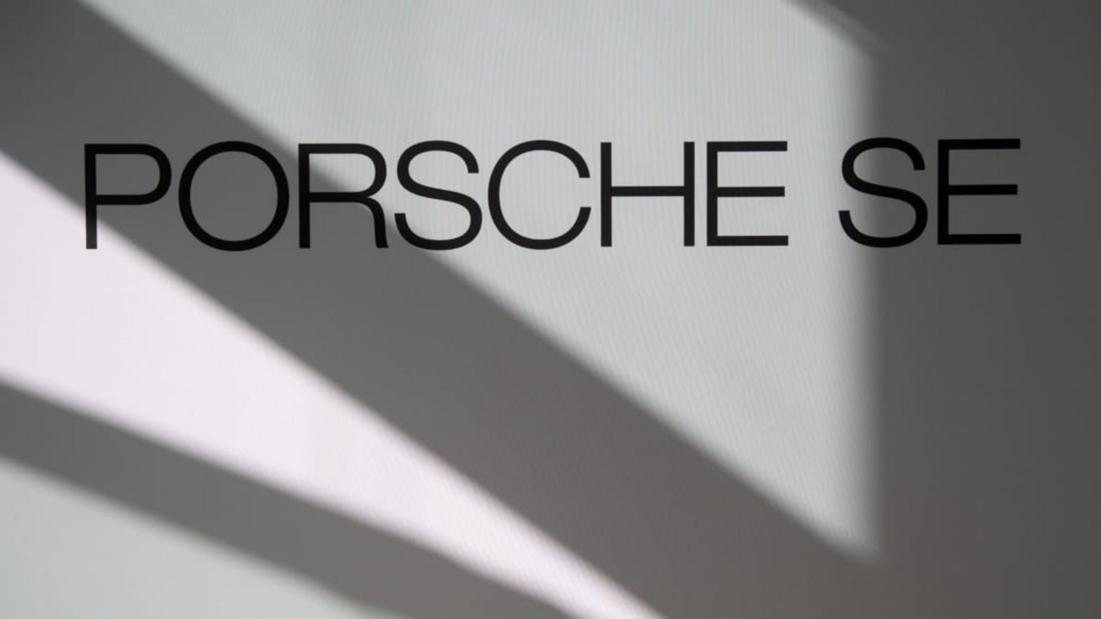 Der Logo der Porsche SE bei einer&nbsp; BilanzpressekonferenzMarijan Murat/dpa