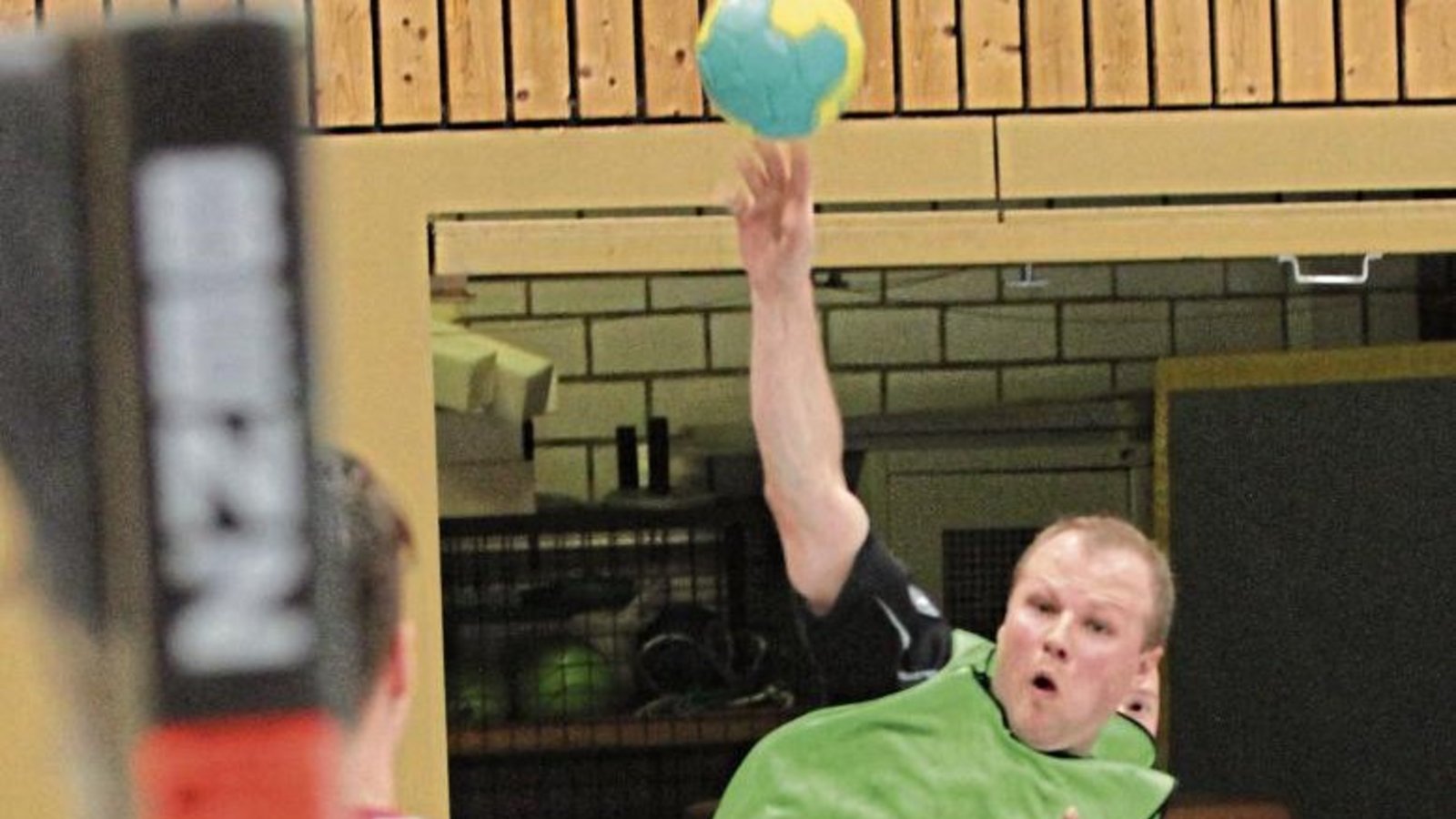 Danyel Baumann (am Ball) fand immer wieder die Lücke in der Bernhausener Abwehr auf der rechten Außenbahn. Insgesamt erzielte der Enzweihinger vier Treffer. Foto: Nachreiner Danyel Baumann (am Ball) fand immer wieder die Lücke in der Bernhausener Abwehr auf der rechten Außenbahn. Insgesamt erzielte der Enzweihinger vier Treffer. Foto: Nachreiner