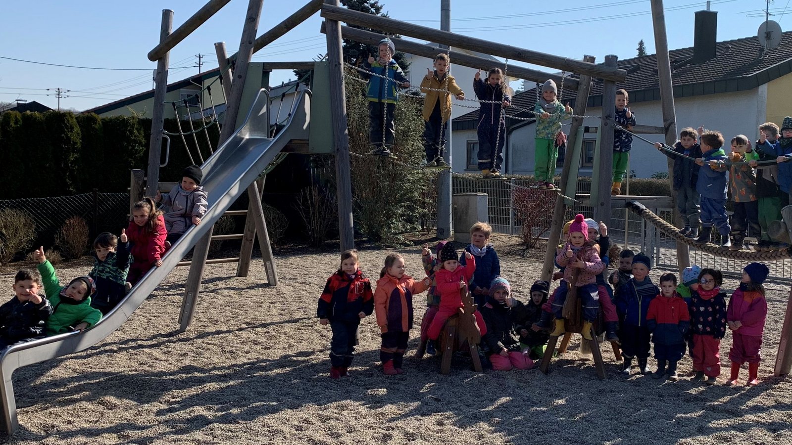 Kinder gehören an die frische Luft – auch die Kinder des durch das Jahrhunderthochwasser völlig zerstörten Kindergartens St. Philippus & Jakobus in Schleiden im Kreis Euskirchen. Die Außenanlage des provisorischen Containerkindergartens ist völlig trostlos, das wollte die katholische Kindertagesstätte St. Stephanus in Sersheim nach Weihnachten gerne mit einer Spielgerätespende in Form von Holzpferden ändern. Die Spendenaktion der Elterninitiative in Verbindung mit der katholischen Kindertagesstätte St. Stephanus war ein voller Erfolg, sagen die Initiatoren. Alle spendeten, von Großeltern bis Kindergartenkind, jeder steuerte etwas bei. Mit einem Spendenumsatz von etwa 800 Euro wurde der Wunsch der Kindergartenkinder in Schleiden erfüllt. Damit konnten die Outdoor-Holzpferde inklusive Zubehör finanziert werden. Vor einigen Tagen wurde die Spende übergeben. Unsere Bilder zeigen links die Übergabe mit der Kindergartenleitung aus Schlieden und oben die Sersheimer Kindergartenkinder. Fotos: p Kinder gehören an die frische Luft – auch die Kinder des durch das Jahrhunderthochwasser völlig zerstörten Kindergartens St. Philippus & Jakobus in Schleiden im Kreis Euskirchen. Die Außenanlage des provisorischen Containerkindergartens ist völlig trostlos, das wollte die katholische Kindertagesstätte St. Stephanus in Sersheim nach Weihnachten gerne mit einer Spielgerätespende in Form von Holzpferden ändern. Die Spendenaktion der Elterninitiative in Verbindung mit der katholischen Kindertagesstätte St. Stephanus war ein voller Erfolg, sagen die Initiatoren. Alle spendeten, von Großeltern bis Kindergartenkind, jeder steuerte etwas bei. Mit einem Spendenumsatz von etwa 800 Euro wurde der Wunsch der Kindergartenkinder in Schleiden erfüllt. Damit konnten die Outdoor-Holzpferde inklusive Zubehör finanziert werden. Vor einigen Tagen wurde die Spende übergeben. Unsere Bilder zeigen links die Übergabe mit der Kindergartenleitung aus Schlieden und oben die Sersheimer Kindergartenkinder. Fotos: p