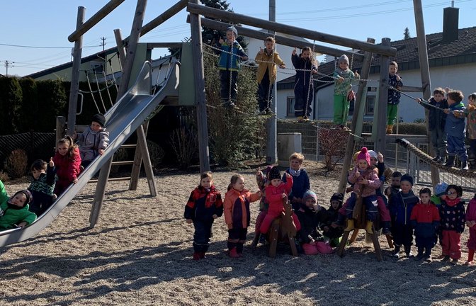 Kinder gehören an die frische Luft – auch die Kinder des durch das Jahrhunderthochwasser völlig zerstörten Kindergartens St. Philippus & Jakobus in Schleiden im Kreis Euskirchen. Die Außenanlage des provisorischen Containerkindergartens ist völlig trostlos, das wollte die katholische Kindertagesstätte St. Stephanus in Sersheim nach Weihnachten gerne mit einer Spielgerätespende in Form von Holzpferden ändern. Die Spendenaktion der Elterninitiative in Verbindung mit der katholischen Kindertagesstätte St. Stephanus war ein voller Erfolg, sagen die Initiatoren. Alle spendeten, von Großeltern bis Kindergartenkind, jeder steuerte etwas bei. Mit einem Spendenumsatz von etwa 800 Euro wurde der Wunsch der Kindergartenkinder in Schleiden erfüllt. Damit konnten die Outdoor-Holzpferde inklusive Zubehör finanziert werden. Vor einigen Tagen wurde die Spende übergeben. Unsere Bilder zeigen links die Übergabe mit der Kindergartenleitung aus Schlieden und oben die Sersheimer Kindergartenkinder. <span class='image-autor'>Fotos: p</span>