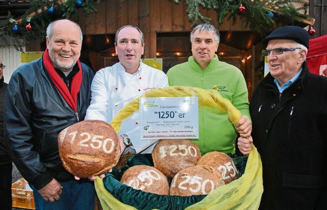 Klaus Kluge (v.l), Thomas Bertelsbeck, Ralf Schaefer und Gemeinderat Winfried Scheuermann stellten das Jubiläumsbrot vor.  Fotos: Stahlfeld