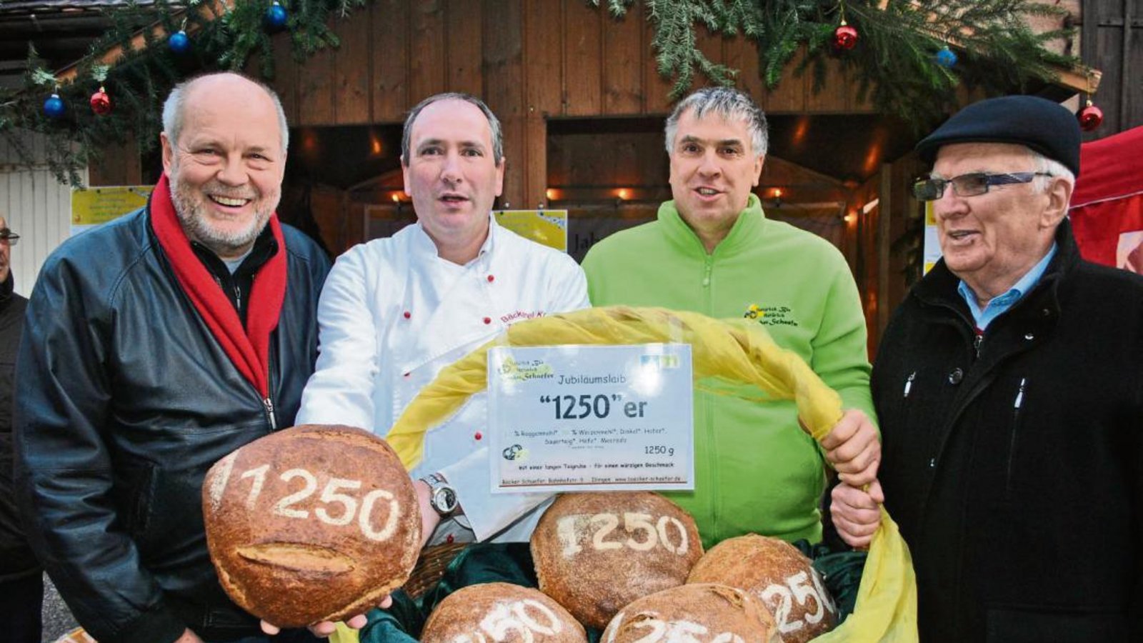 Klaus Kluge (v.l), Thomas Bertelsbeck, Ralf Schaefer und Gemeinderat Winfried Scheuermann stellten das Jubiläumsbrot vor. Fotos: Stahlfeld Klaus Kluge (v.l), Thomas Bertelsbeck, Ralf Schaefer und Gemeinderat Winfried Scheuermann stellten das Jubiläumsbrot vor. Fotos: Stahlfeld