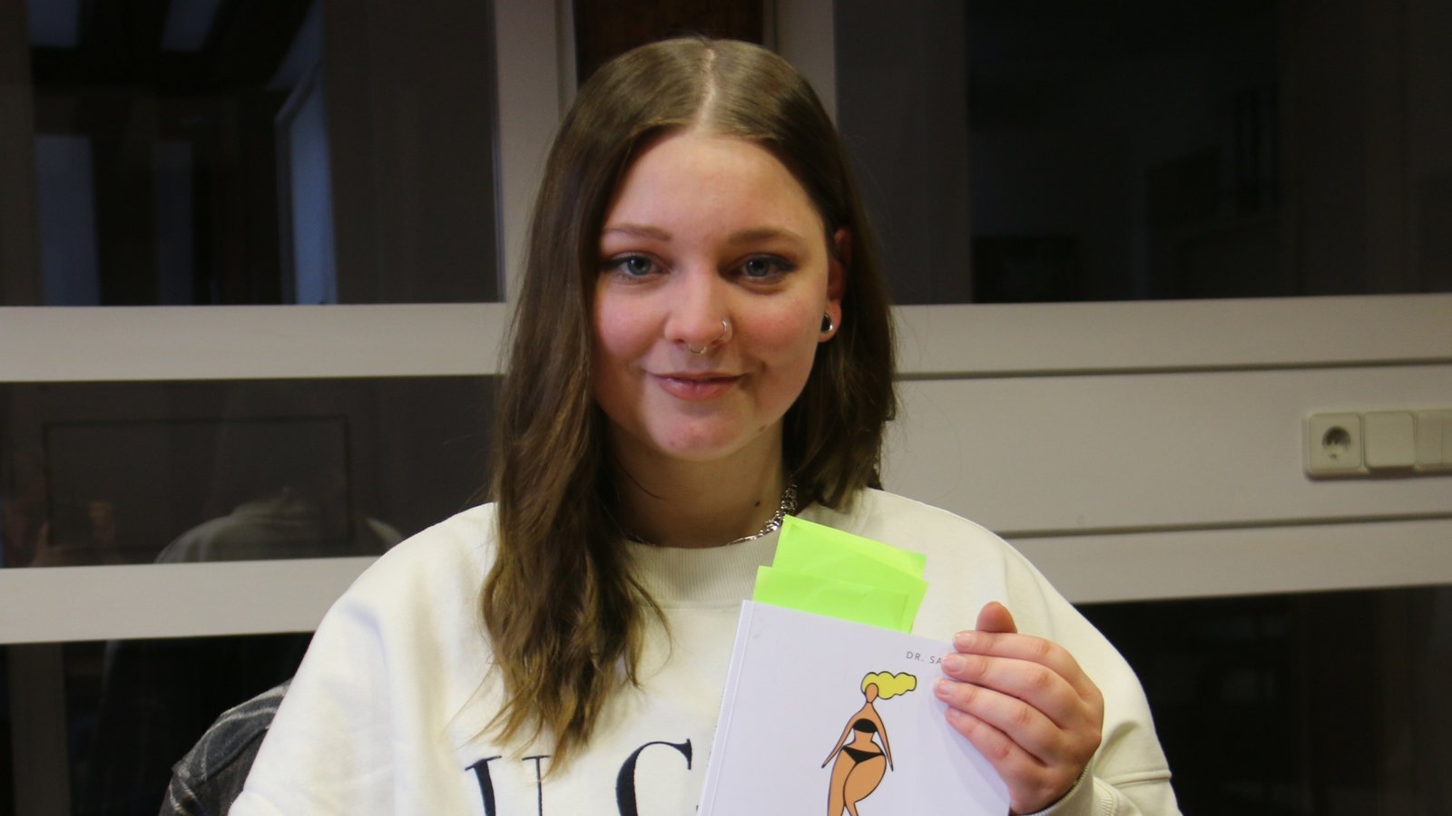 Nadja Graf zeigt ein Buch, aus dem sie sich informiert hat. Foto: Rücker Nadja Graf zeigt ein Buch, aus dem sie sich informiert hat. Foto: Rücker