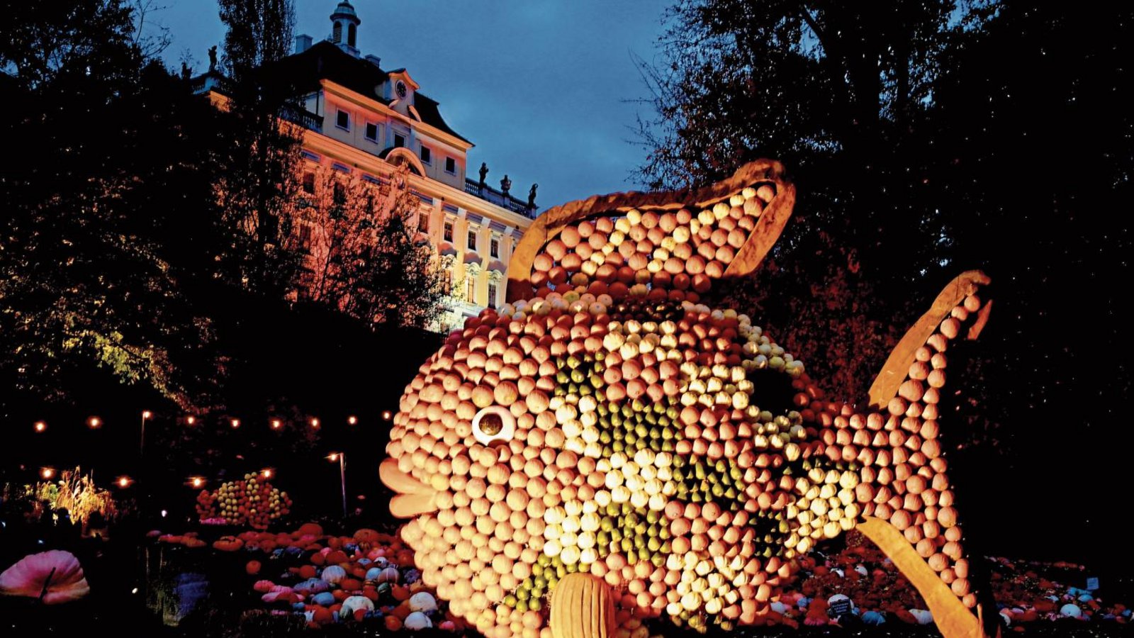 Die Kürbisfiguren im Blühenden Barock erstrahlen im neuen Licht. Foto: Kuhnle Die Kürbisfiguren im Blühenden Barock erstrahlen im neuen Licht. Foto: Kuhnle