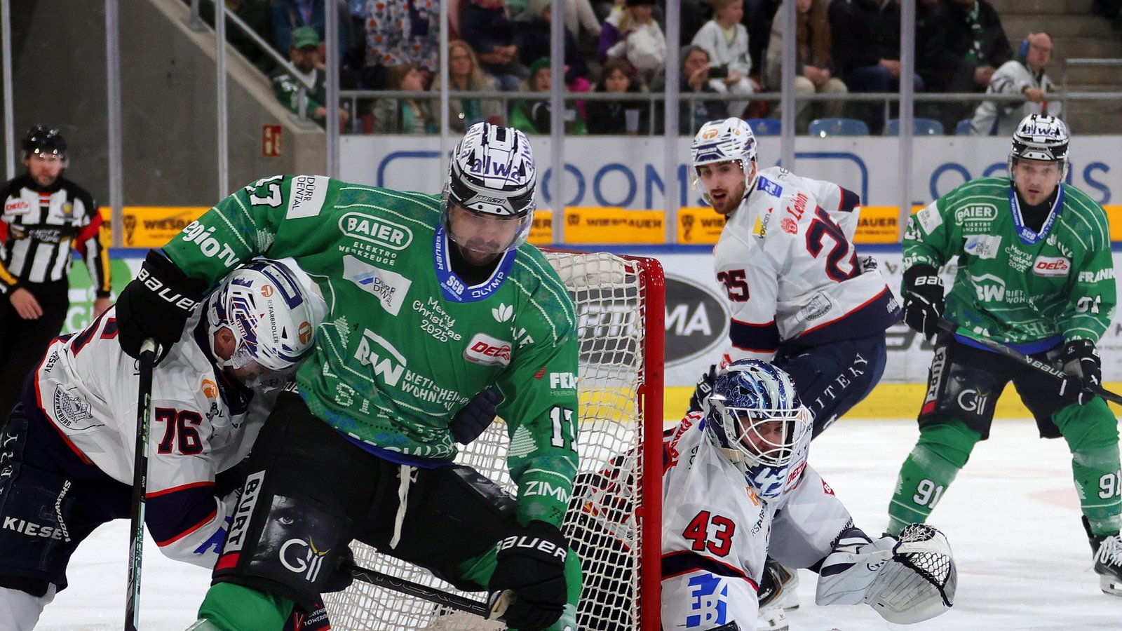 Spiel mit Haken und Ösen: Marek Racuk (Zweiter von links) wird im Heimspiel gegen die Ravensburg Towerstars von Denis Pfaffengut gestört. Foto: Baumann Spiel mit Haken und Ösen: Marek Racuk (Zweiter von links) wird im Heimspiel gegen die Ravensburg Towerstars von Denis Pfaffengut gestört. Foto: Baumann