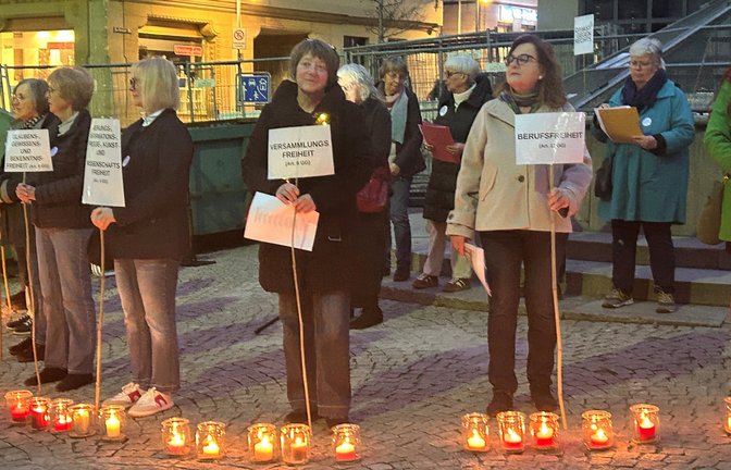 Lichterkette Marktplatz Demokratie Foto: Mross