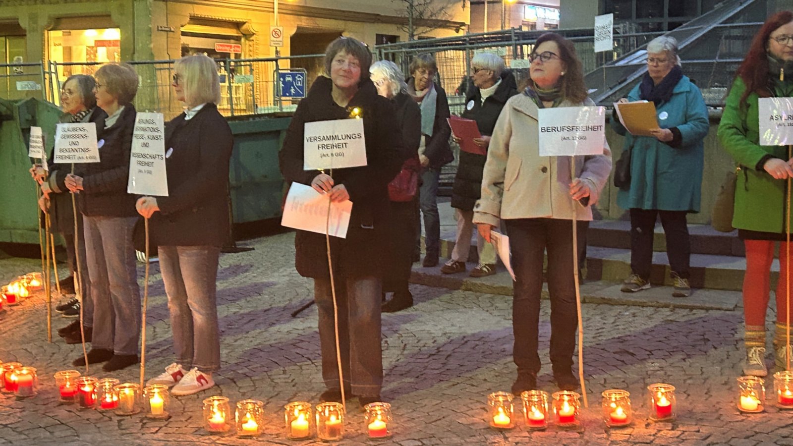 Lichterkette Marktplatz Demokratie Foto: Mross